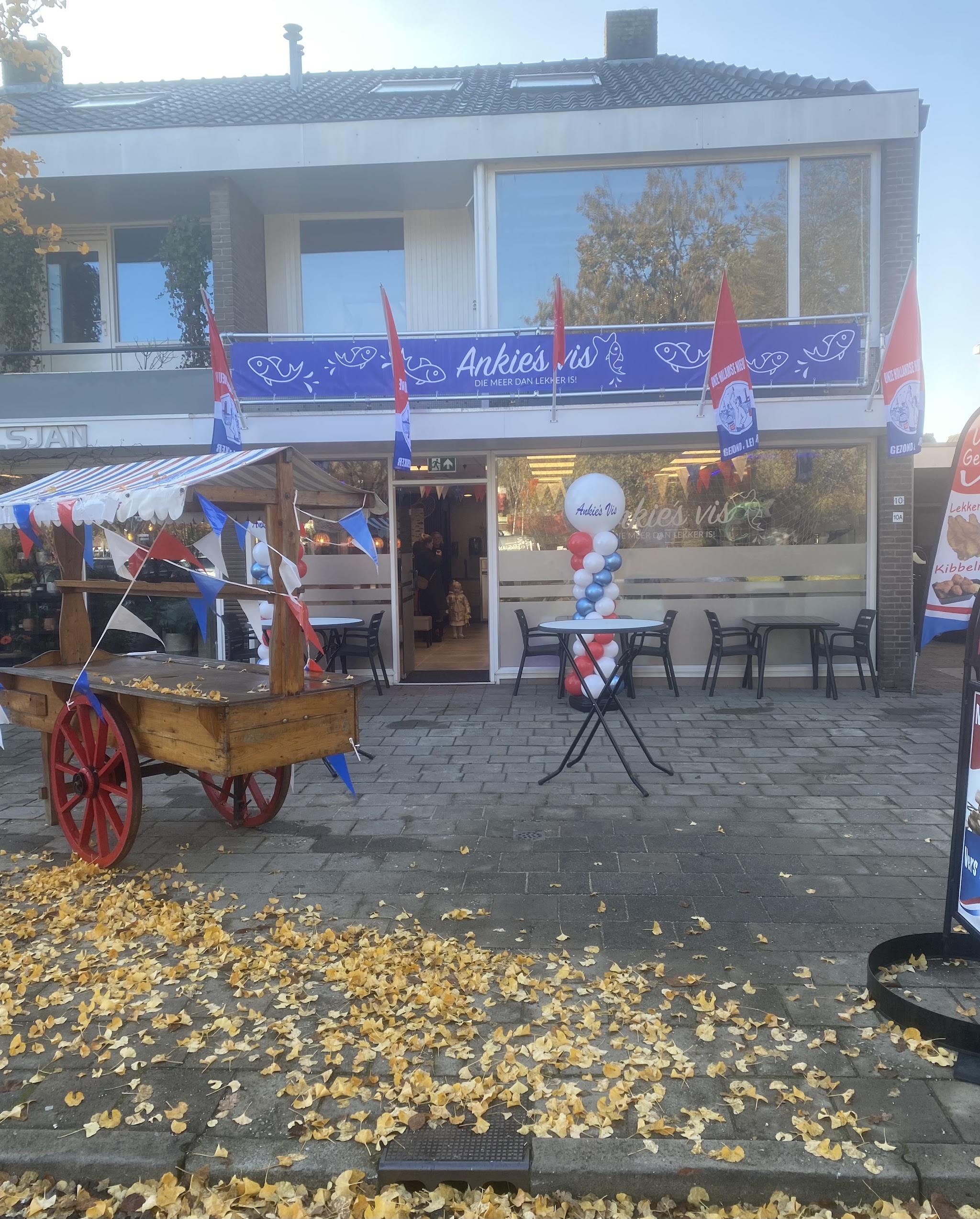 De winkel van Ankie’s Vis aan de Arendstraat in Losser, met blauwe gevelreclame en zitjes buiten