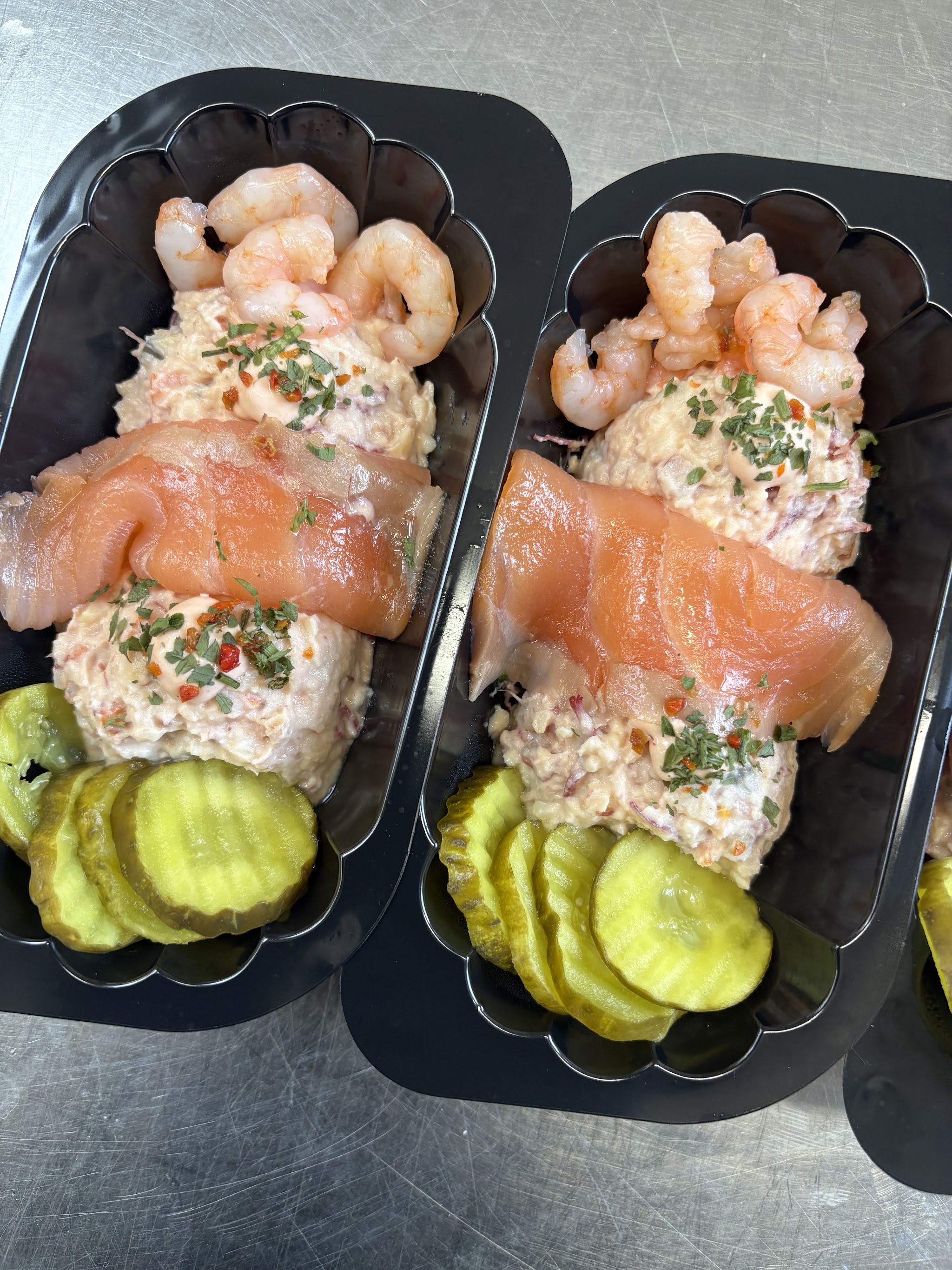 Bereide visporties met zalm, garnalen en salade