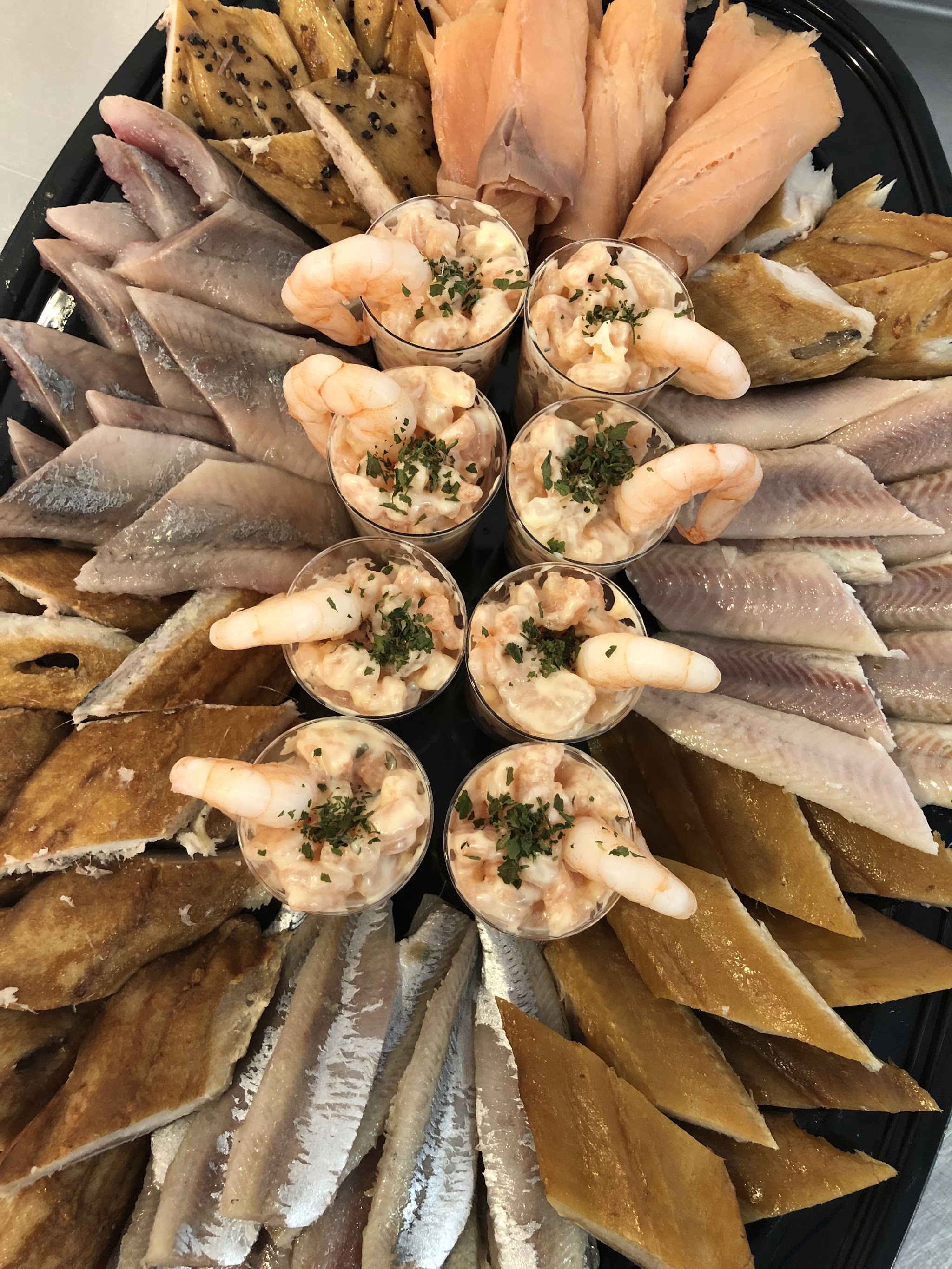 Visschotel met haring, gerookte vis en kleine bakjes garnalen