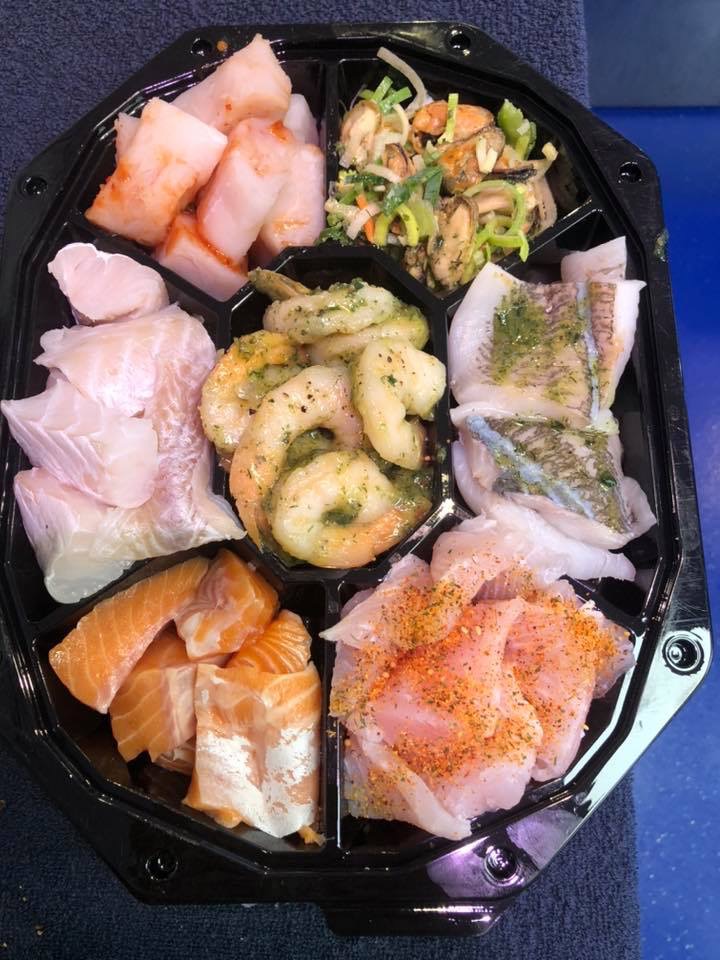 Ovale visschotel met onder andere zalm, garnalen en salade