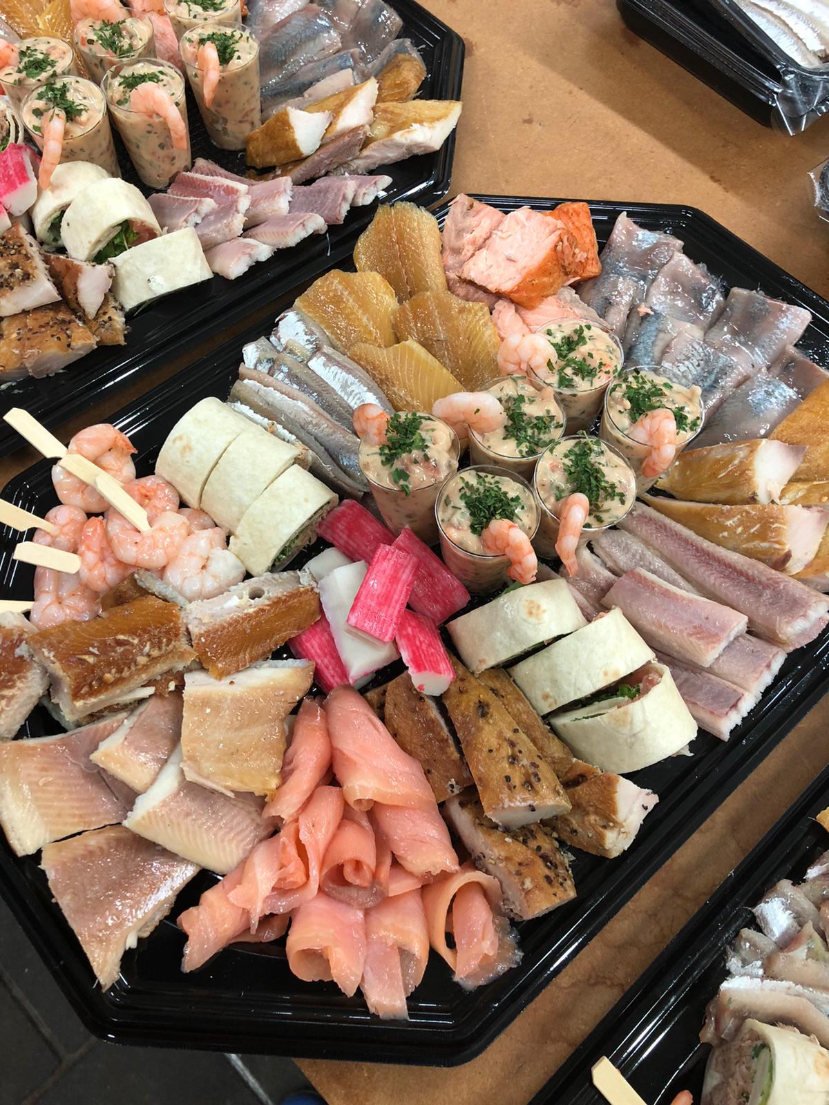 Assortiment visschotels, opgemaakt met verschillende soorten vis
